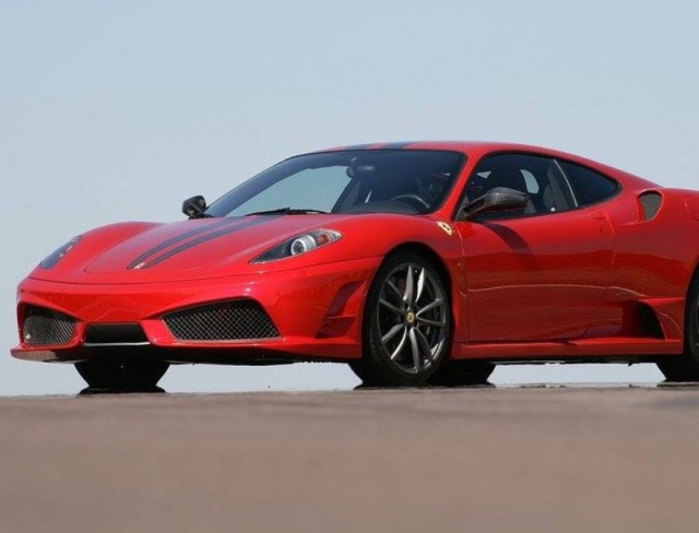 Conduce un Ferrari rojo.jpg